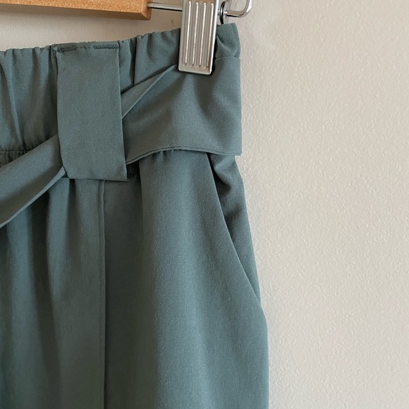 Athleta Destination Shorts Pleated Tie Front Jasper Green Size 2 - Picture 5 of 6